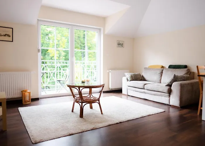 Nienovo - Niedaleko Jeziora I Widok Na Arboretum